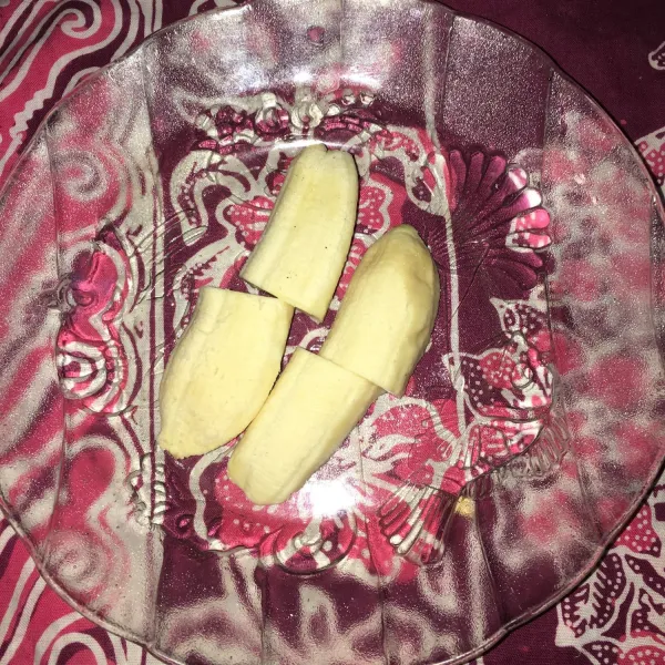 Belah pisang menjadi 4 bagian