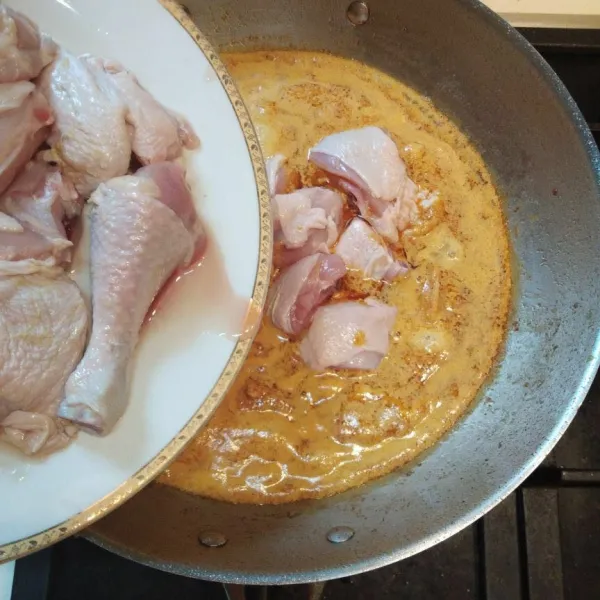 Masukkan potongan ayam. Masak sampai ayam setengah matang.