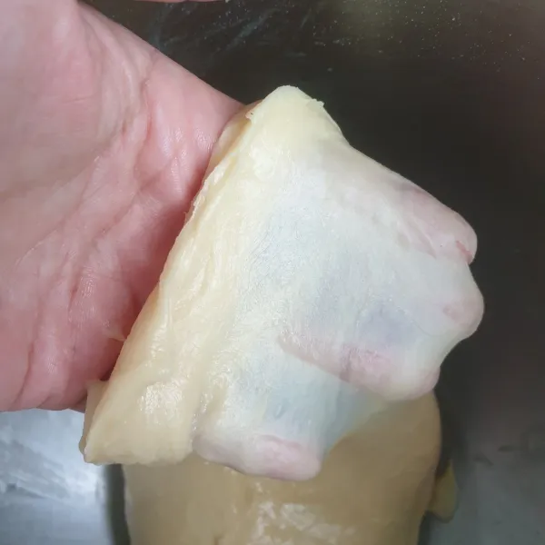Mixer kembali adonan sampai kalis dan elastis.