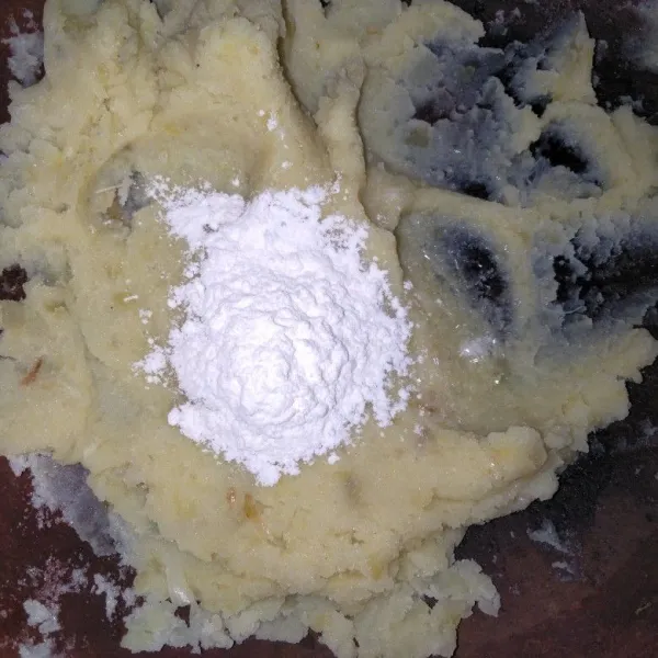 Uleg hingga halus lalu tambahkan tepung terigu.