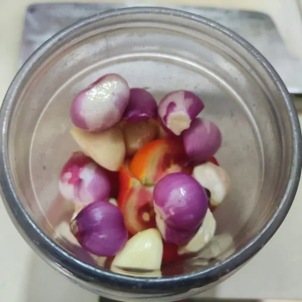 Siapkan bumbu halus berupa bawang putih, bawang merah, tomat, cabe merah besar, cabe rawit, dan kemiri. Blender hingga halus.