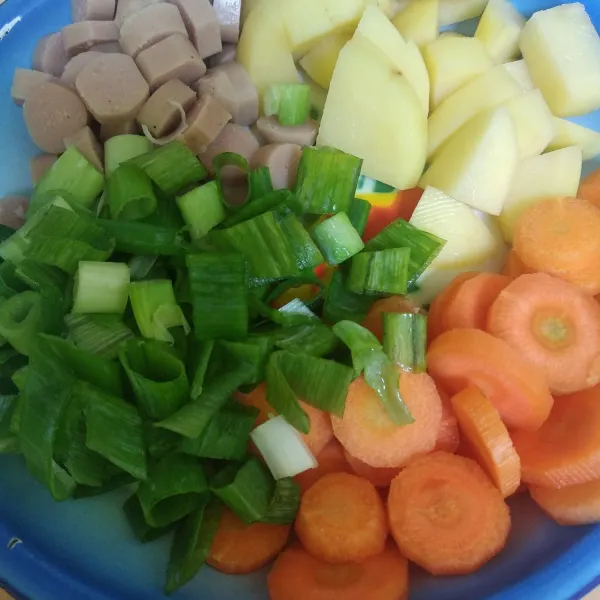 Potong-potong sayuran dan sosis.