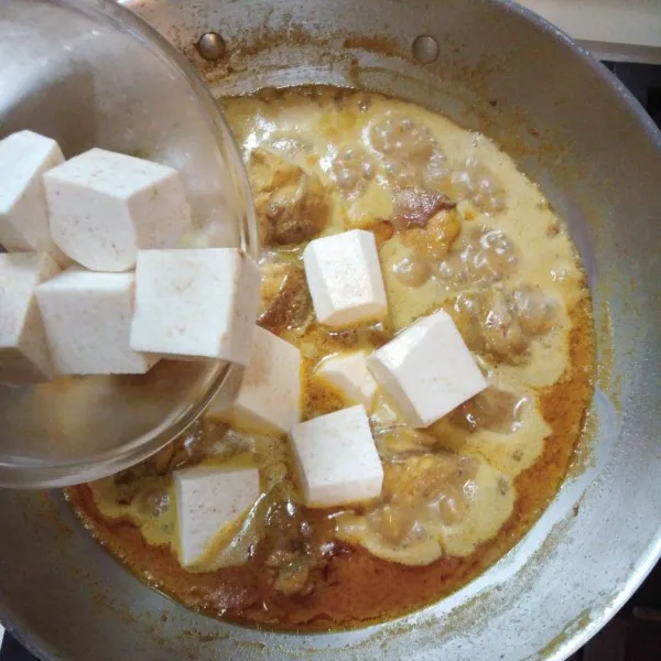 Masukkan talas. Masak kembali sampai ayam dan talas benar-benar matang dan santan berkurang.