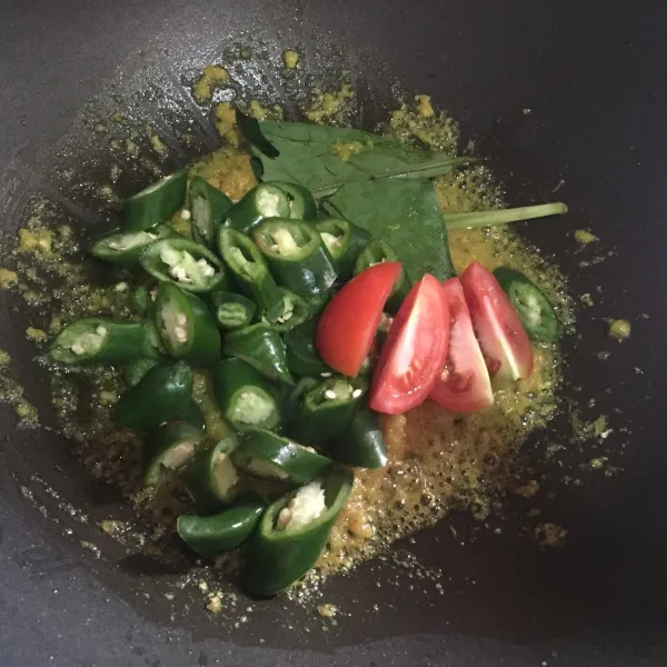 Masukkan serai, daun salam, cabe hijau, tomat, dan lengkuas. Kemudian aduk.