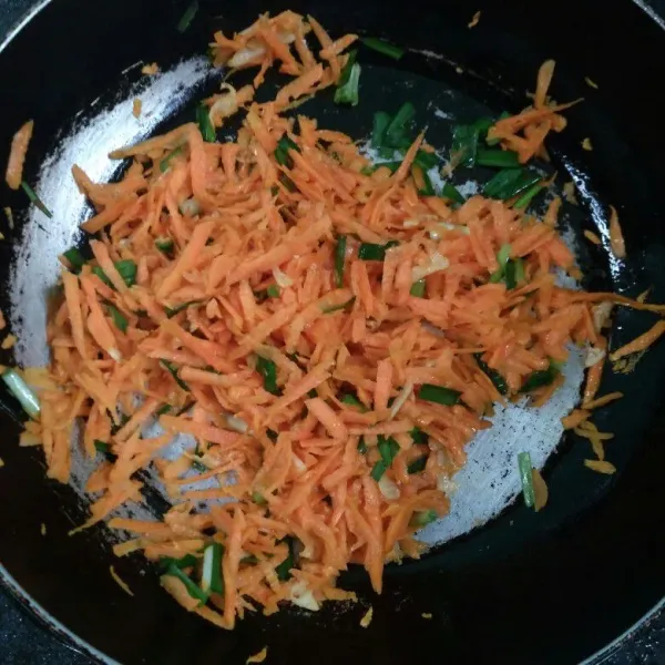 Masukkan wortel dan kucai. Tambahkan lada, garam dan kaldu bubuk, aduk rata. Masak sampai layu, Angkat.