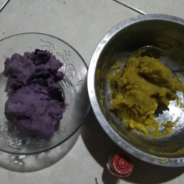 Kupas kulit ubi, lalu haluskan terpisah ubi ungu dan ubi kuning.