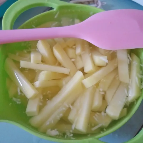 Haluskan bawang putih dan garam, kemudian larutkan dengan air. masukan kentang dan rendam hingga bumbu meresap sekitar 30 menit.