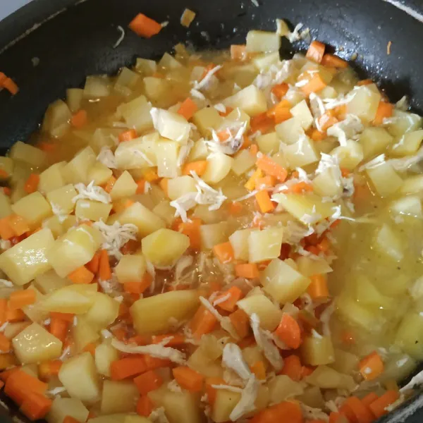 Masukkan wortel, kentang, ayam suwir, pala, merica, garam, dan air. Masak hingga wortel dan kentang lunak. Tambahkan air jika masih belum lunak.