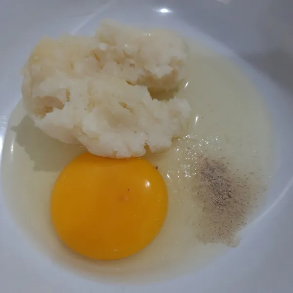 Campurkan telur, kentang, lada bubuk dan garam.