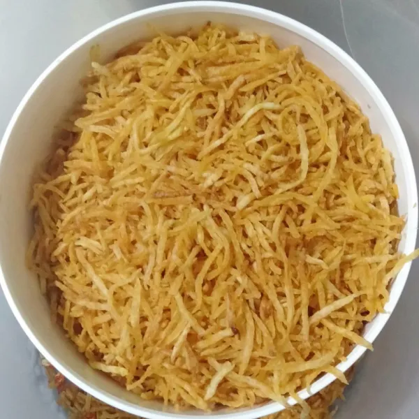 Goreng kentang dalam minyam yang banyak dan panas, biarkan  kentang hingga benar - benar matang dan kering renyah, baru diangkat dan tiriskan.