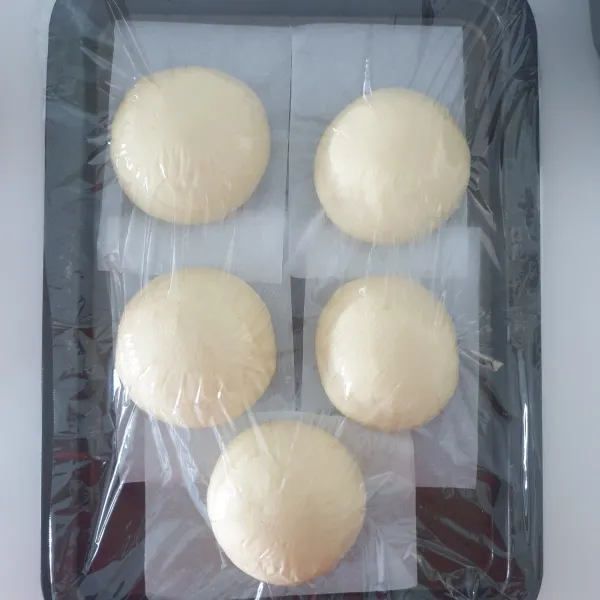 Istirahatkan adonan selama 45 menit sampai mengembang dua kali lipat.