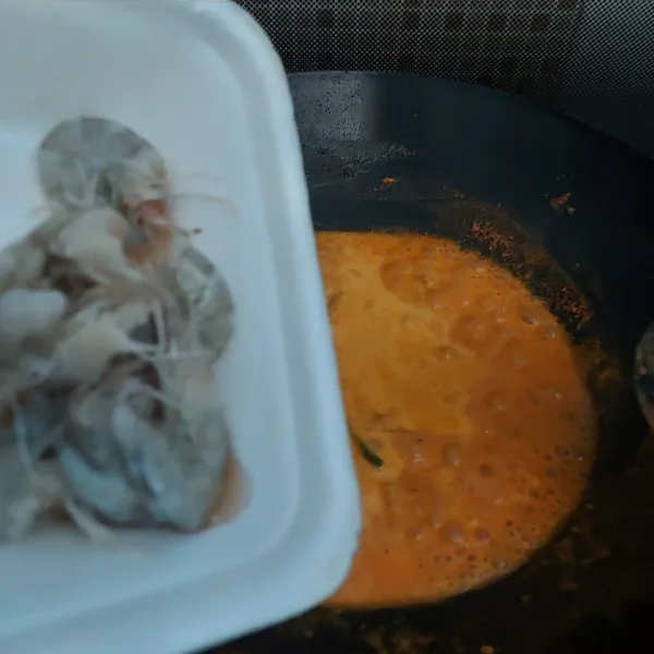 Masukkan udang, aduk rata.