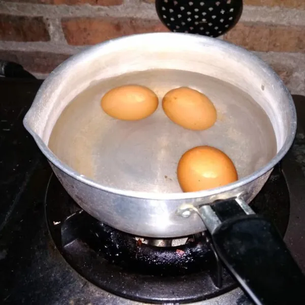 Rebus telur sampai matang, lalu angkat angkat kupas kulitnya