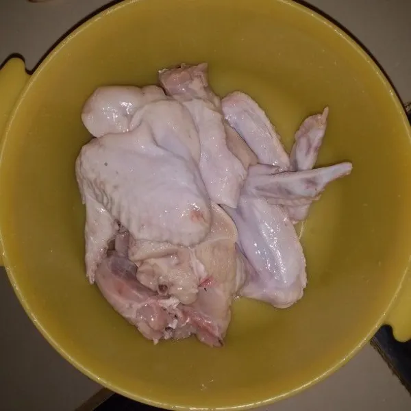 Cuci sayap ayam dengan air mengalir hingga bersih. Tiriskan.