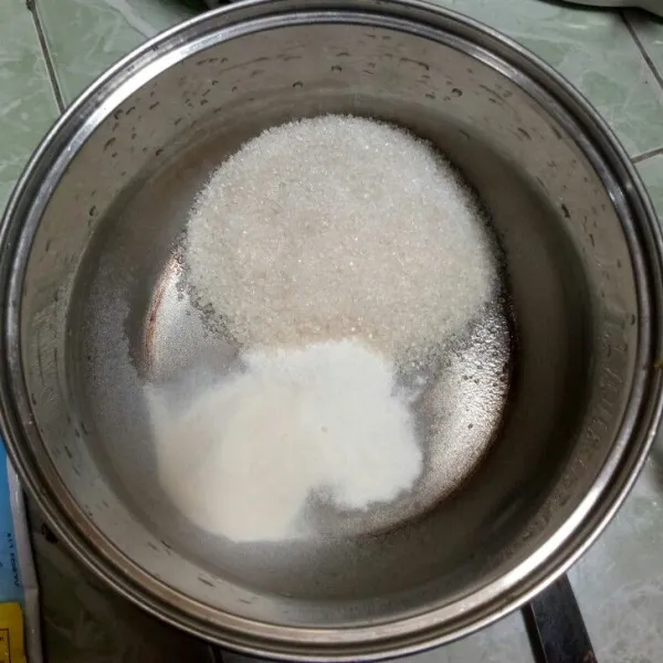 Siapkan panci, campurkan gula, agar-agar dan puding, Aduk rata, kemudian masukkan sisa susu full cream dan air mineral.