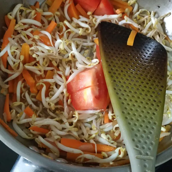 Tambahkan tauge dan tomat. Masak hingga sayuran lunak.