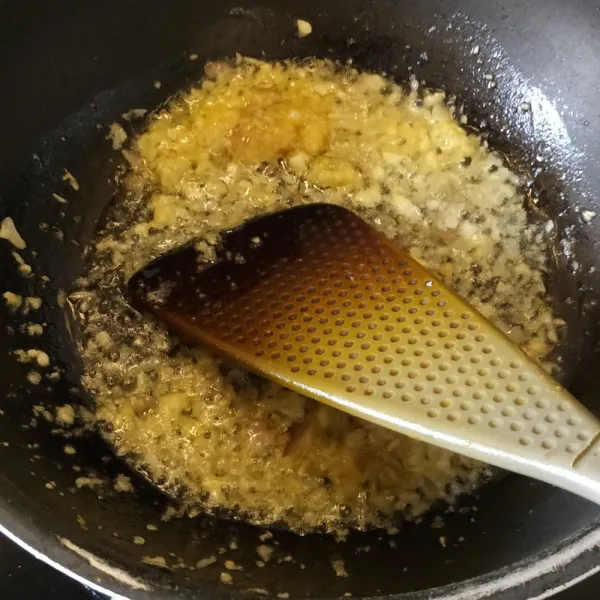 Tumis bawang yang sudah dihaluskan dengan mentega dan minyak.