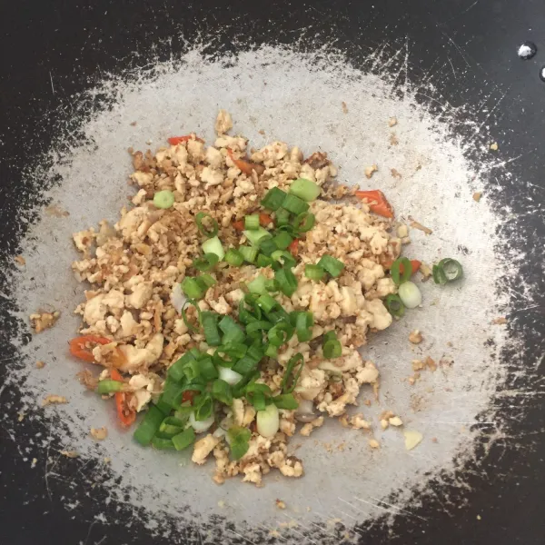 Tambahkan garam, merica bubuk, kaldu ayam dan irisan daun bawang. Angkat lalu siap disajikan.