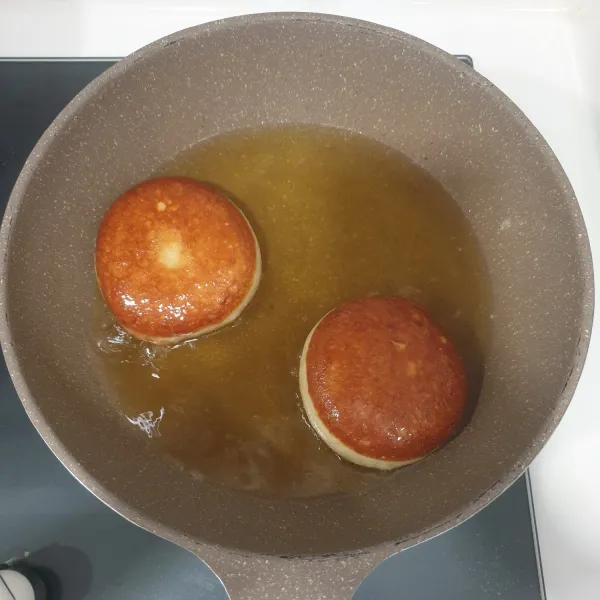 Panaskan minyak goreng dengan minyak api. Goreng bomboloni dengan satu kali balik. Angkat dan tiriskan.