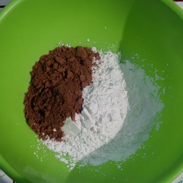 Campurkan tepung tapioka dan nutrijel sampai tercampur rata.