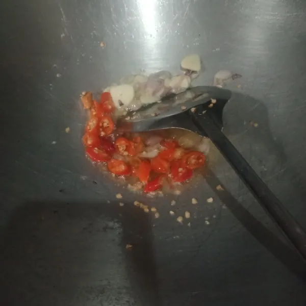 Tumis bawang merah, bawang putih dan cabe rawit sampai layu dan harum.