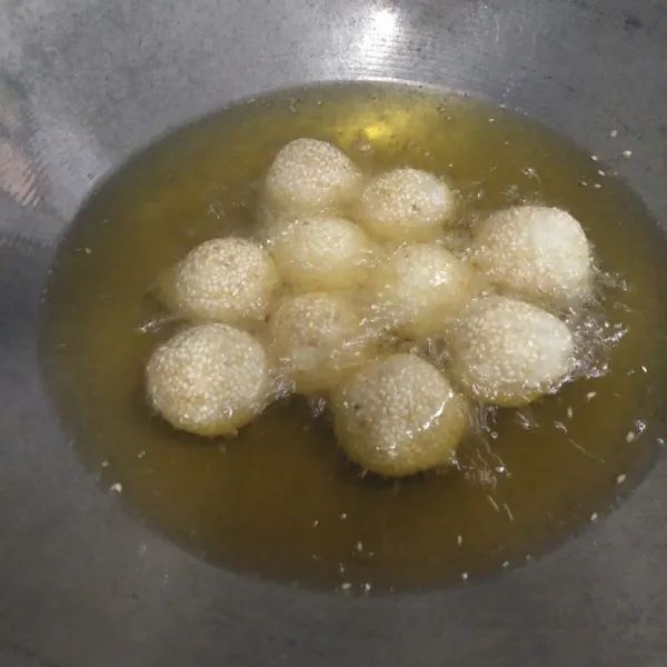 Goreng menggunakan api sedang sampai berwarna keemasan.