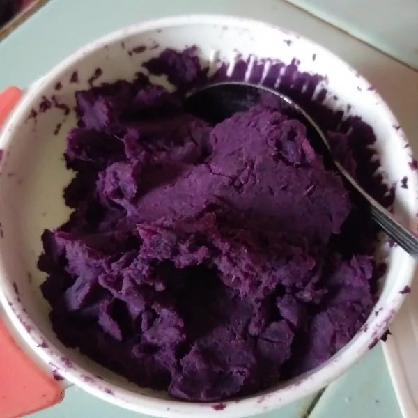 Haluskan ubi ungu yang sudah matang menggunakan garpu, sisihkan.