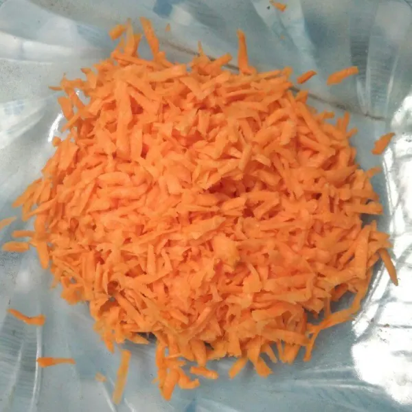 Bersihkan wortel, kemudian parut kasar.