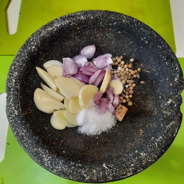Haluskan bawang merah, bawang putih, merica, pala, dan sedikit garam.