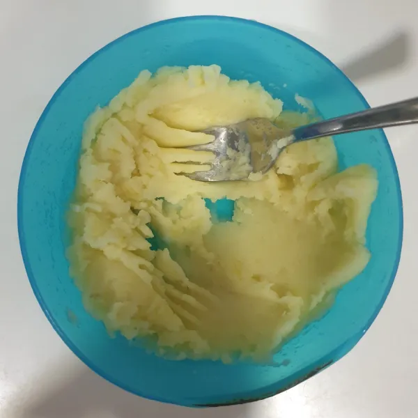 Haluskan kentang yang telah dikukus.