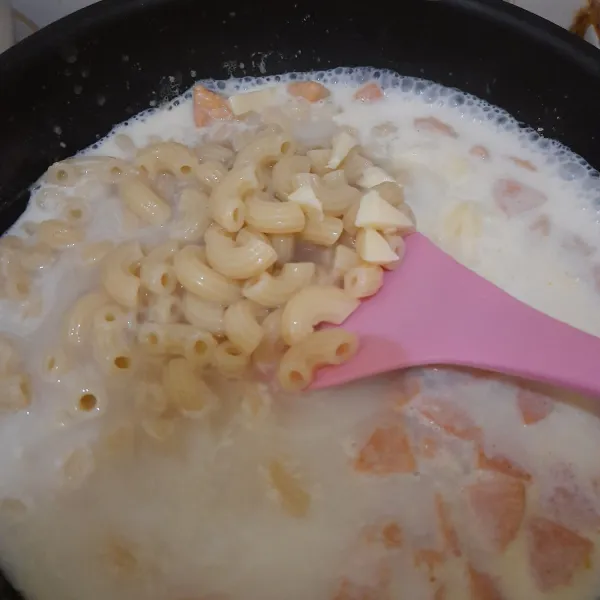 Masukkan macaroni, tambahkan garam dan kaldu jamur.