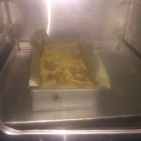 Kemudian tuang ke loyang dan panggang +- 40 menit (sesuaikan oven masing-masing) loyangnya dioles margarin dl tipis kemudian dialasi kertas roti kemudian dioles kembali pakai margarin.