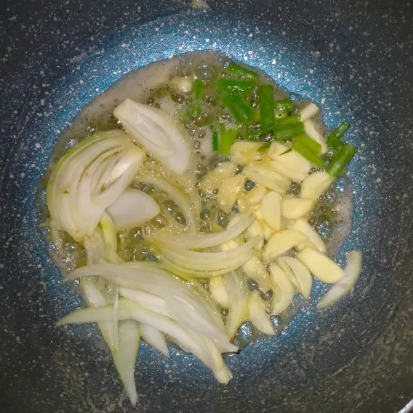 Panaskan minyak. Tumis bawang bombay, bawang putih, dan daun bawang hingga harum dan layu.