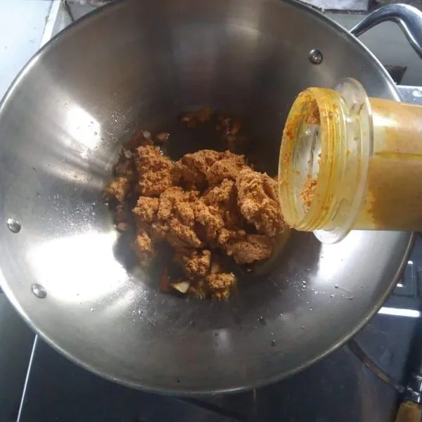 Goreng semua bumbu lotek, haluskan, lalu tumis sampai harum.