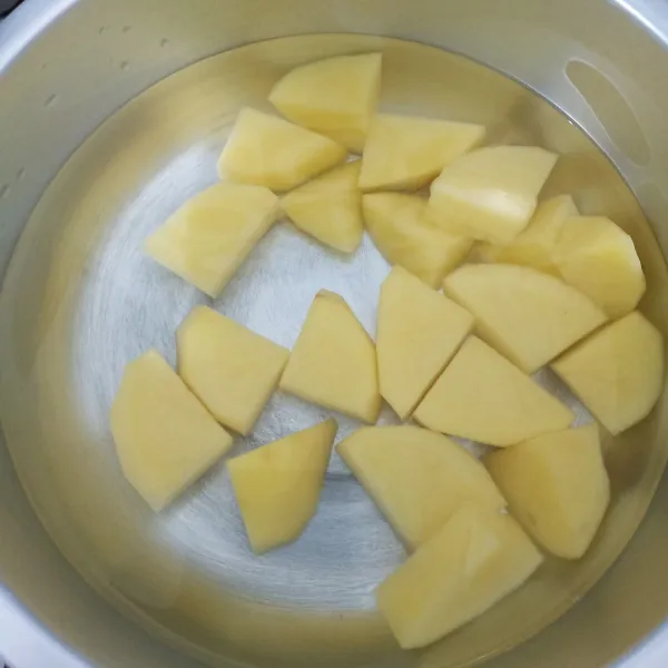 Kupas kentang, potong-potong dan rebus hingga matang.