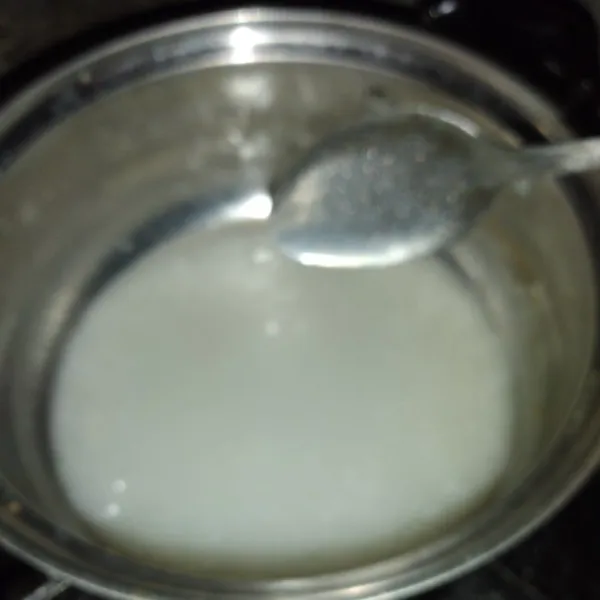 Masukan susu cair aduk sampai mendidih.