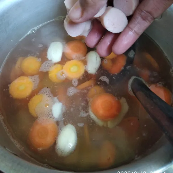 Masukkan sosis. Tambahkan lada bubuk, garam, gula dan kaldu jamur.