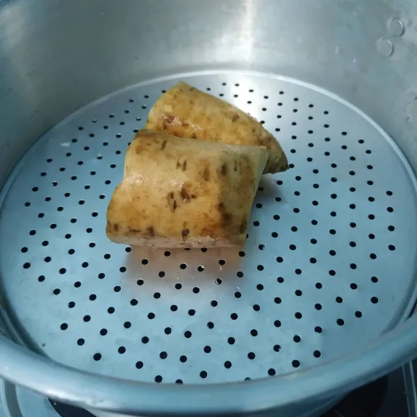 Bersihkan ubi. Panaskan panci lalu kukus ubinya sampai lunak. Angkat dan haluskan selagi hangat.