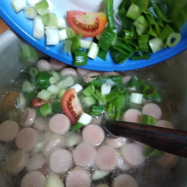 Masukkan daun bawang dan tomat. Masak sebentar.