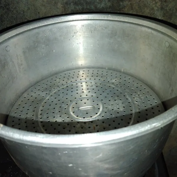 Siapkan kukusan rebus air hingga mendidih.