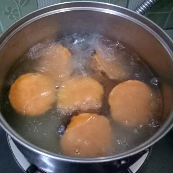 Potong ubi, kemudian rebus selama 15 menit atau sampai empuk.