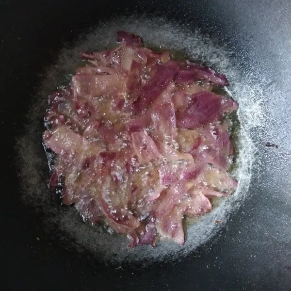 Panaskan minyak, goreng ubi ungu sedikit demi sedikit agar matang merata dan krispi seluruhnya, angkat, tiriskan.