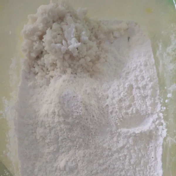 Campur keladi kukus, tepung ketan, tepung beras dan garam. Aduk rata.