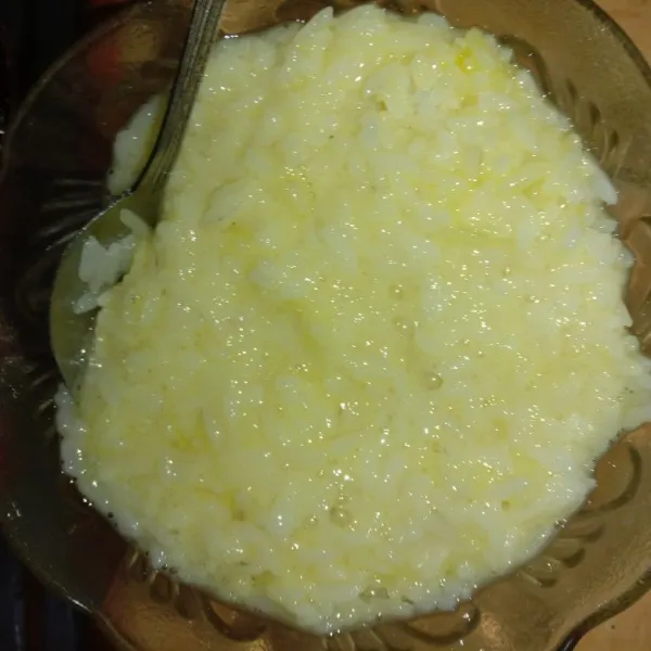 Aduk-aduk telur sampai merata ke semua nasi hingga seperti gambar di atas.