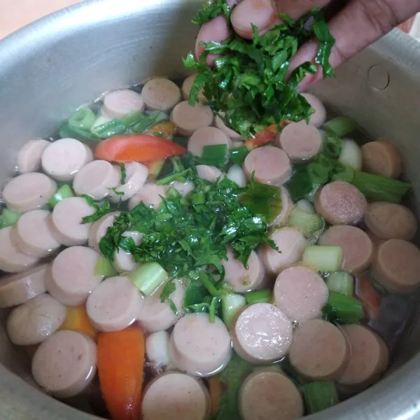 Matikan api kemudian taburi daun seledri yang sudah dicincang halus. Saat penyajian taburi bawang goreng.