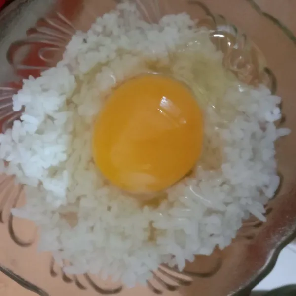 Siapkan nasi putih secukupnya dan masukan telur ke dalam nasi putih tersebut.