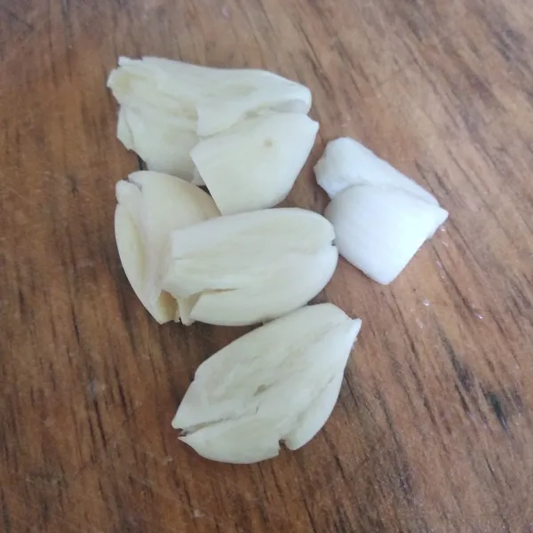 Geprek bawang putih.