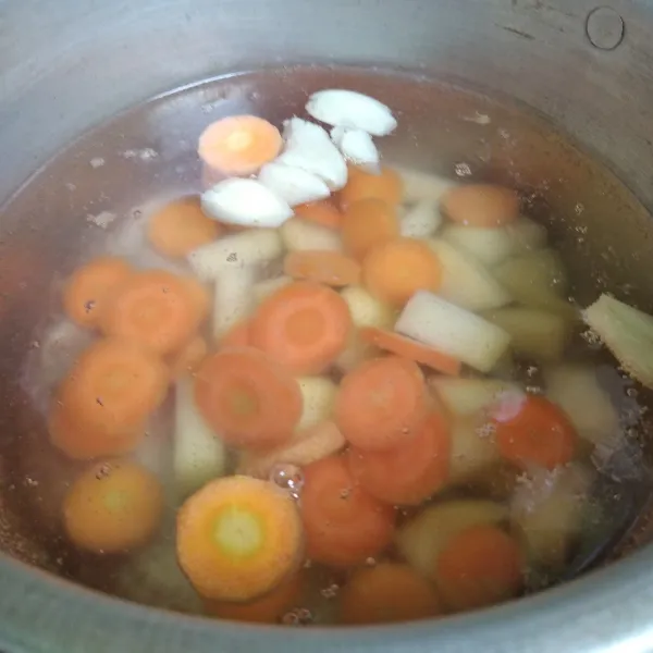 Masukkan wortel dan kentang. Biarkan mendidih lagi.