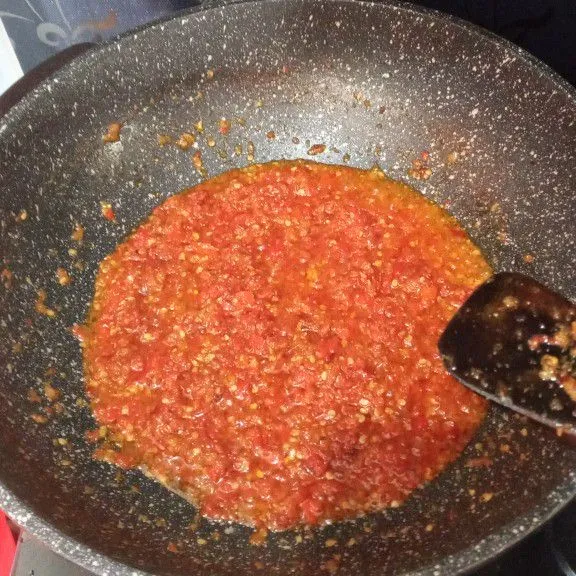 Masak hingga matang dan harum, tandanya minyak menjadi merah dan sambal berwarna merah tua, test rasa dulu ya, jika kurang asin atau manis silahkan tambah.