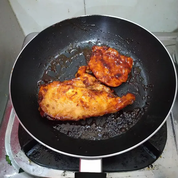 Panaskan teflon, beri sedikit mentega lalu panggang ayam dengan api sangat kecil. Hingga salah satu permukaan matang.